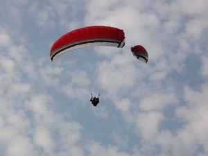 parapendio spezzato in 2 parti